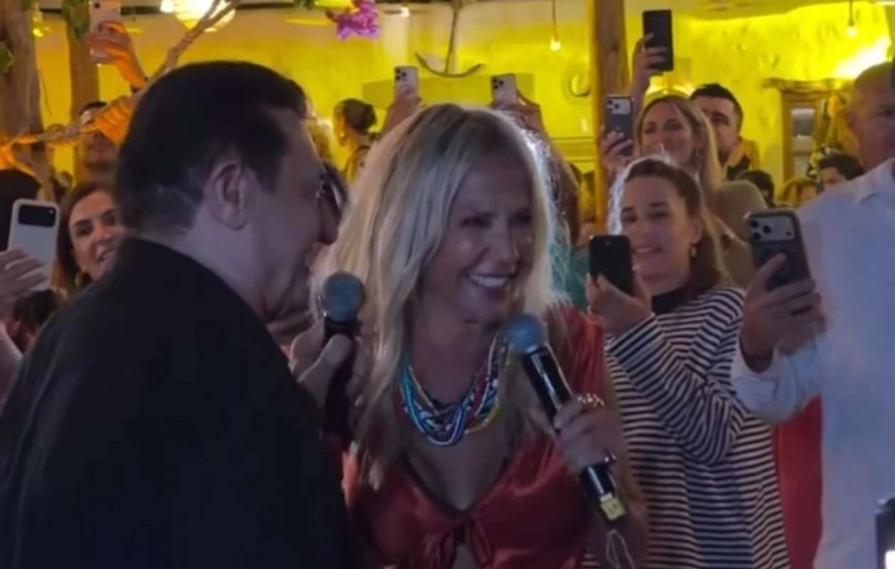 Άννα Βίσση και Λευτέρης Πανταζής ξεσήκωσαν τους Αρκιούς – Το γλέντι με τον Γιάννη Κούστα