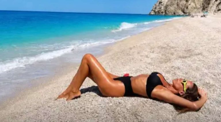Μαρία Αντωνά: Εντυπωσιακή στη Λευκάδα με μαύρο μπικίνι – Η βόλτα με το σκάφος μαζί με τον Λιάγκα