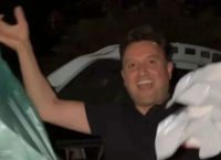 «Άμα είσαι τυχερός»! Ο Αργύρης Αγγέλου πήγε σε πανηγύρι και κέρδισε χαρτί υγείας [vid]