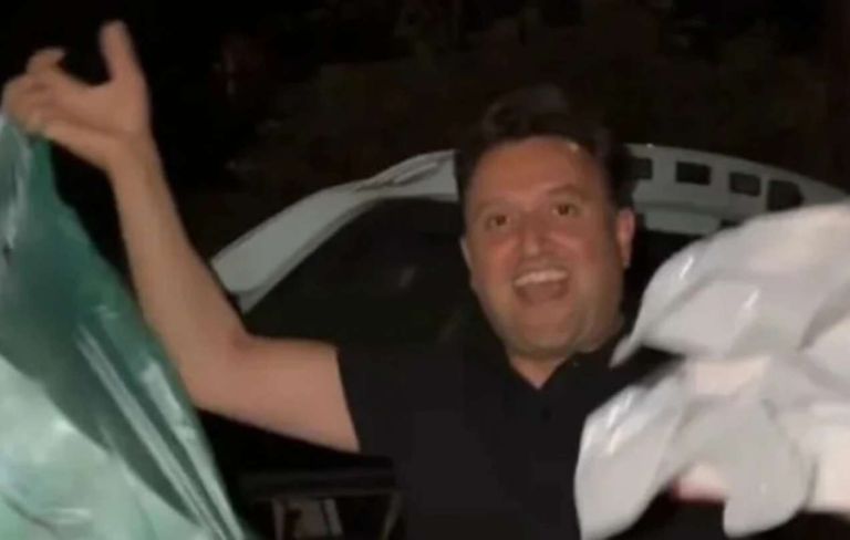 «Άμα είσαι τυχερός»! Ο Αργύρης Αγγέλου πήγε σε πανηγύρι και κέρδισε χαρτί υγείας [vid]