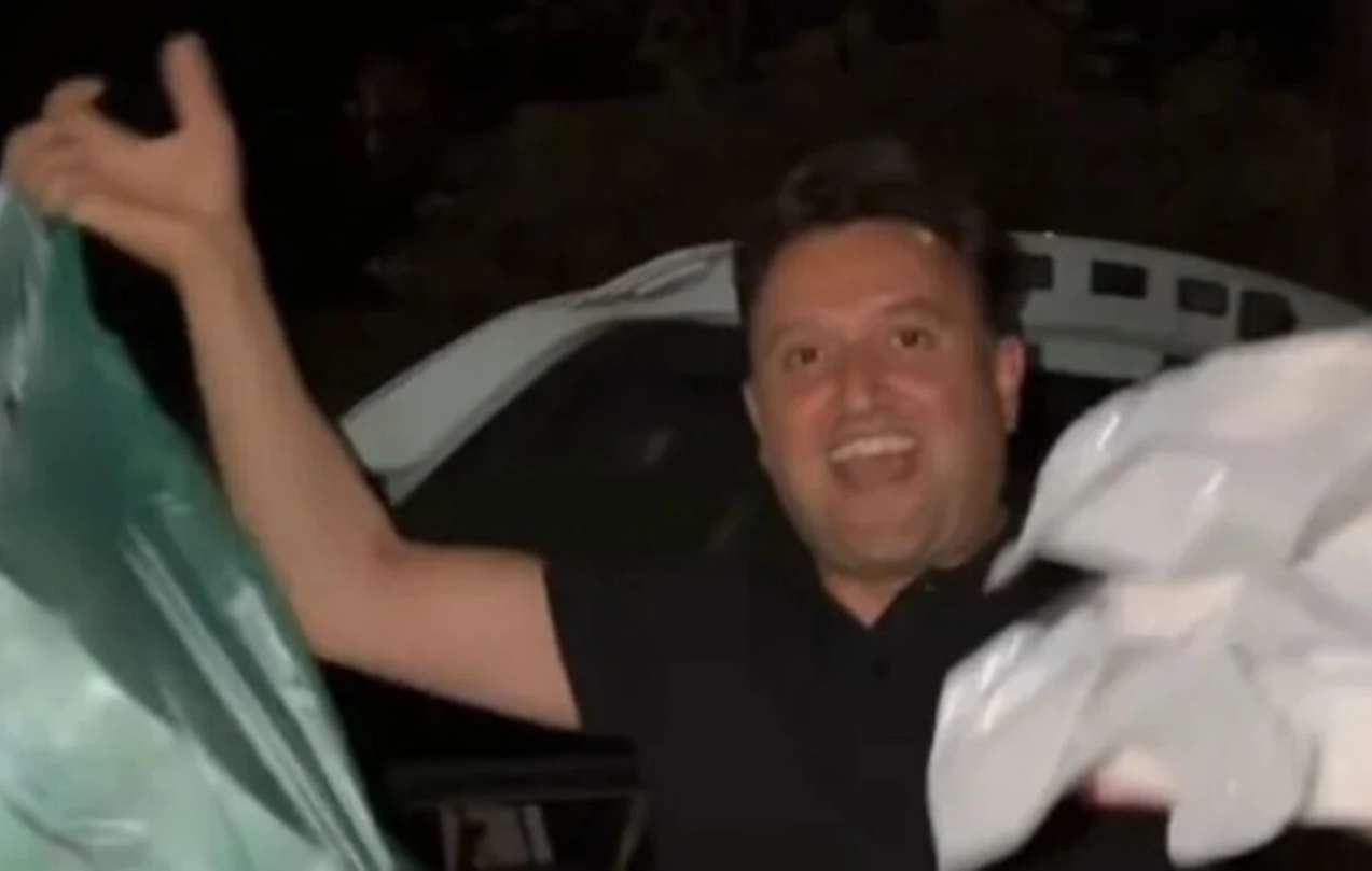 «Άμα είσαι τυχερός»! Ο Αργύρης Αγγέλου πήγε σε πανηγύρι και κέρδισε χαρτί υγείας [vid]