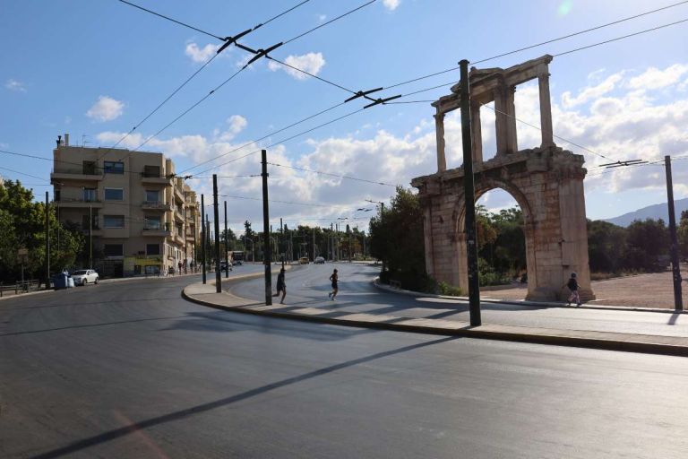 Πόλη – “φάντασμα” η Αθήνα τον Δεκαπενταύγουστο: Ερήμωσαν οι δρόμοι και οι πλατείες [pics]