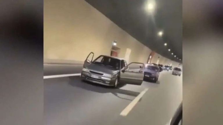 Ταυτοποιήθηκε ο 21χρονος που οδηγούσε με ανοιχτές πόρτες αυτοκινήτου στην Αθηνών – Κορίνθου