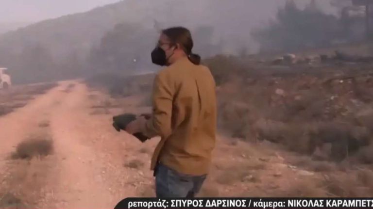 Δημοσιογράφος διέκοψε το live από τη φωτιά στο Κουβαρά για να σώσει χελώνα από τις φλόγες [vid]