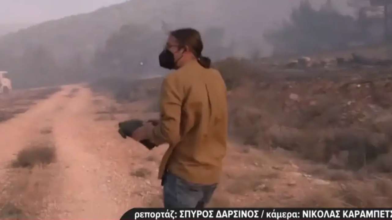 Δημοσιογράφος διέκοψε το live από τη φωτιά στο Κουβαρά για να σώσει χελώνα από τις φλόγες [vid]