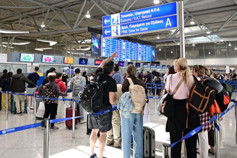 Ελληνικός ουρανός στα «κόκκινα»: Ρεκόρ πτήσεων, αλλά η Ελλάδα πληρώνει το τίμημα στις καθυστερήσεις