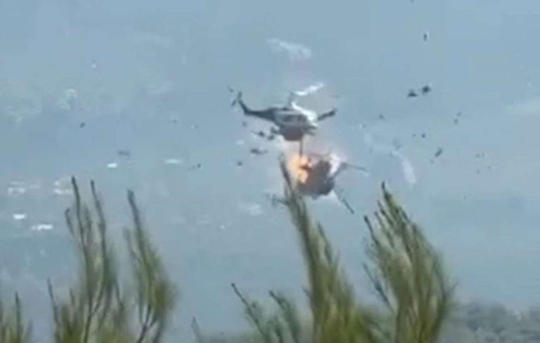 Συγκρούστηκαν 2 πυροσβεστικά ελικόπτερα στη φωτιά στην Ψάθα-2 ελαφρά τραυματίες,2 χωρίς τις αισθήσεις τους