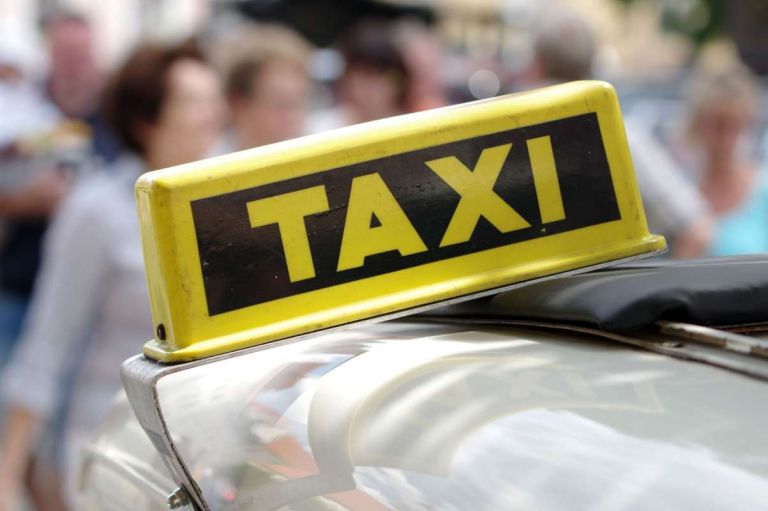 Συνελήφθη οδηγός ταξί: Πήρε 600 ευρώ από οικογένεια τουριστών – Ερευνάται και άλλη καταγγελία