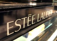 Estée Lauder: Επιστροφή στην ανάπτυξη μετά από τρία χρόνια πτώσης