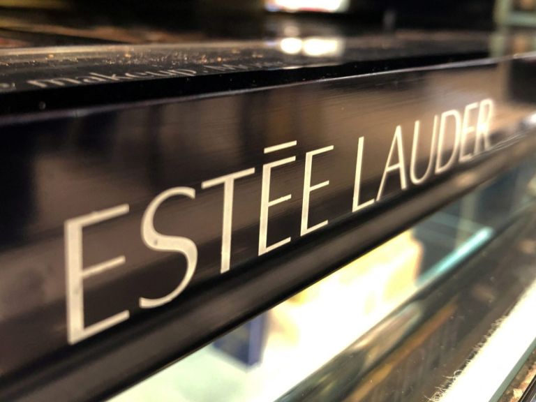 Estée Lauder: Επιστροφή στην ανάπτυξη μετά από τρία χρόνια πτώσης