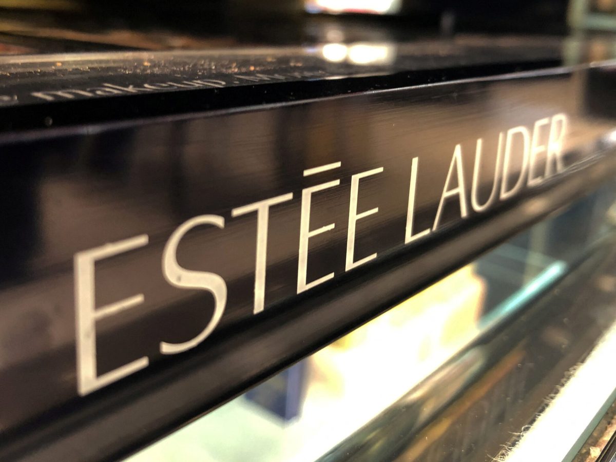 Estée Lauder: Επιστροφή στην ανάπτυξη μετά από τρία χρόνια πτώσης