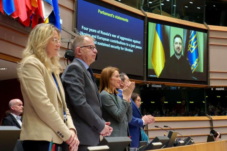 Ουκρανία: Η Ευρώπη βάζει δισεκατομμύρια αλλά η «τρύπα» μένει – Ποιος θα πληρώσει τον πόλεμο;