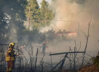 Πύρινος εφιάλτης στην Ευρώπη: 300 άνθρωποι απομακρύνθηκαν με βάρκες από τη Σίβηρη Χαλκιδικής