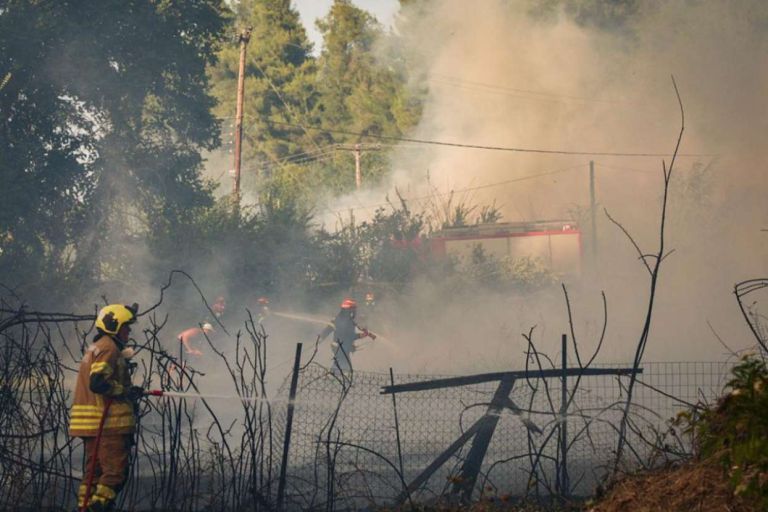Πύρινος εφιάλτης στην Ευρώπη: 300 άνθρωποι απομακρύνθηκαν με βάρκες από τη Σίβηρη Χαλκιδικής