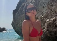 Λίγο πριν τις συναυλίες, η Evangelia ανεβάζει τη θερμοκρασία με το κόκκινο μπικίνι [pics]