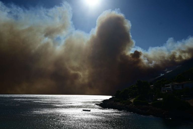 Πόρτο Γερμενό: Ανεξέλεγκτο το μέτωπο, κάηκαν σπίτια – Μαζικές εκκενώσεις οικισμών [vid]