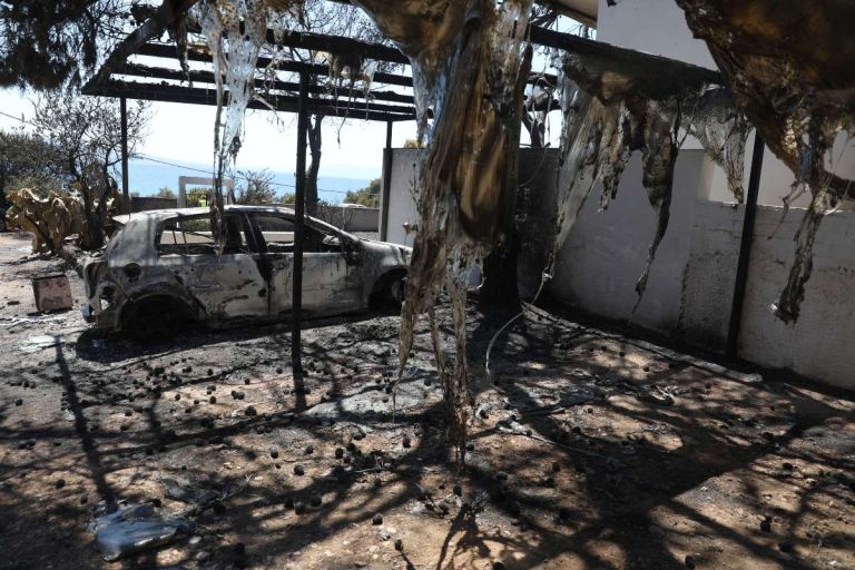 Φωτιά στη Σαλαμίνα: Σε εξέλιξη οι έρευνες για τα αίτια – Ξεκινούν οι αυτοψίες στα καμένα σπίτια