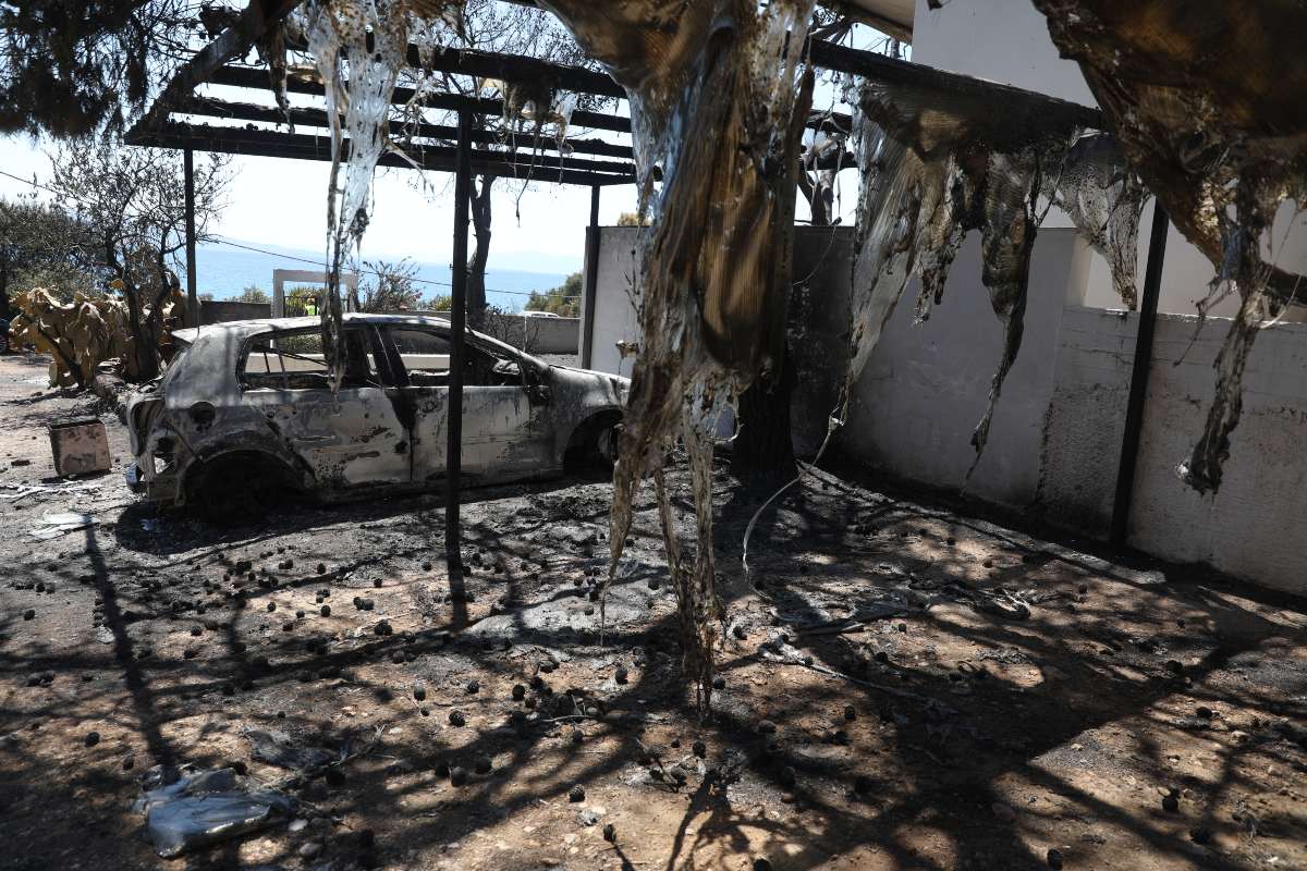 Φωτιά στη Σαλαμίνα: Σε εξέλιξη οι έρευνες για τα αίτια – Ξεκινούν οι αυτοψίες στα καμένα σπίτια