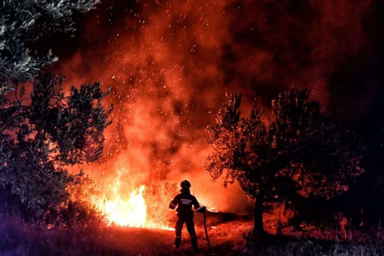 Στη μάχη των πυρκαγιών ο Μητσοτάκης: Στο Συντονιστικό με Βοιωτία, Αίγιο και Ρέθυμνο στις φλόγες