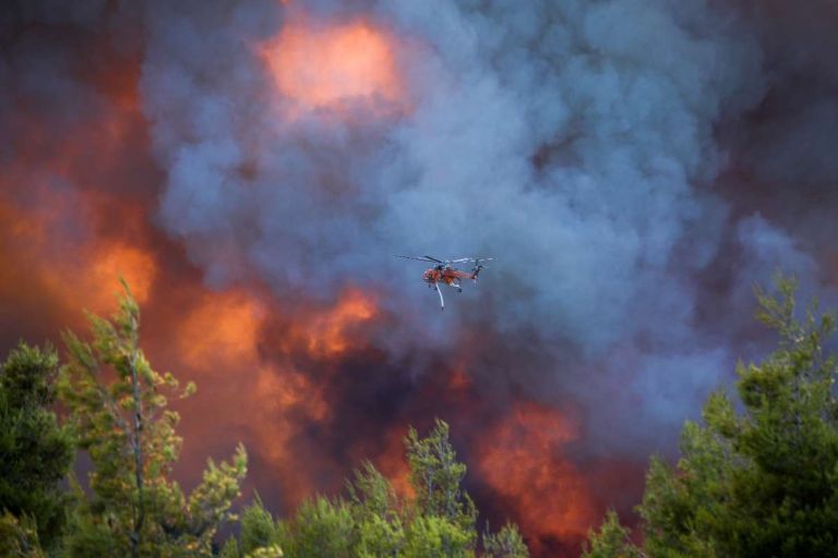 Πύρινος εφιάλτης σε Πόρτο Γερμενό, Φωκίδα και Φθιώτιδα – Μάχη με τις φλόγες και τους θυελλώδεις ανέμους