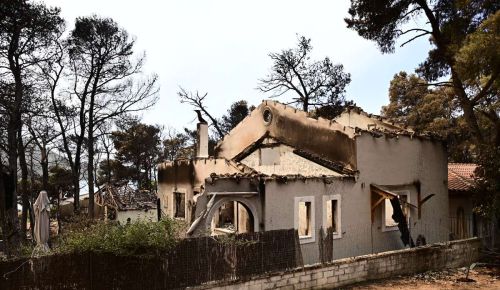 Δυτική Αττική: Η επόμενη μέρα μετά τη μεγάλη φωτιά – Στάχτη χιλιάδες στρέμματα, σοβαρές ζημιές σε σπίτια