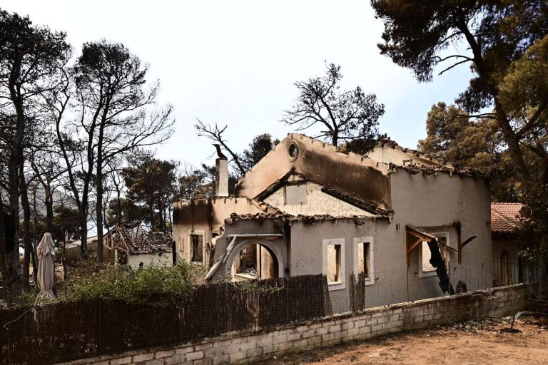 Δυτική Αττική: Η επόμενη μέρα μετά τη μεγάλη φωτιά – Στάχτη χιλιάδες στρέμματα, σοβαρές ζημιές σε σπίτια