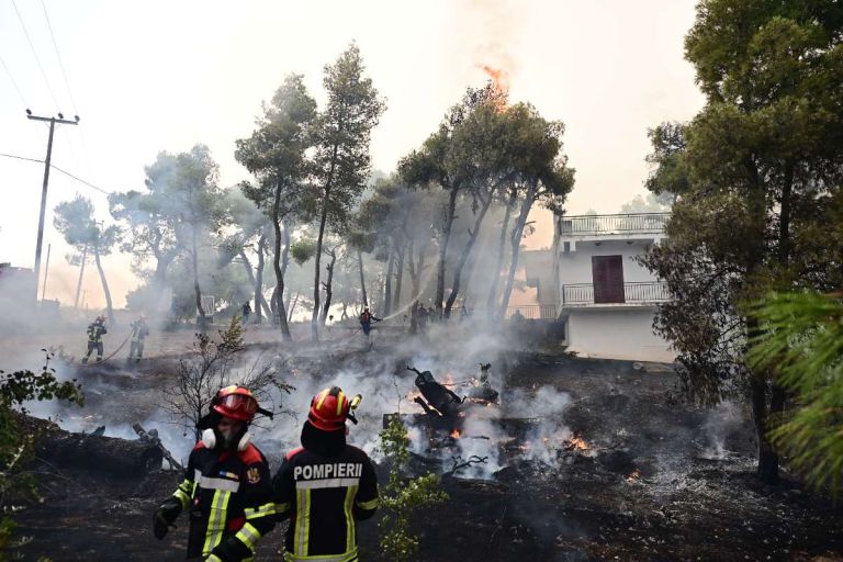 Φωτιές σε Αττική και Βοιωτία: Πέμπτη ημέρα μάχης με τις φλόγες – Συνεχείς αναζωπυρώσεις σε Λούμπα και Ψάθα