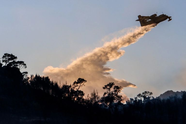 Σαλαμίνα: Ολοκληρώθηκαν οι απεγκλωβισμοί και συνεχίζονται οι αυτοψίες