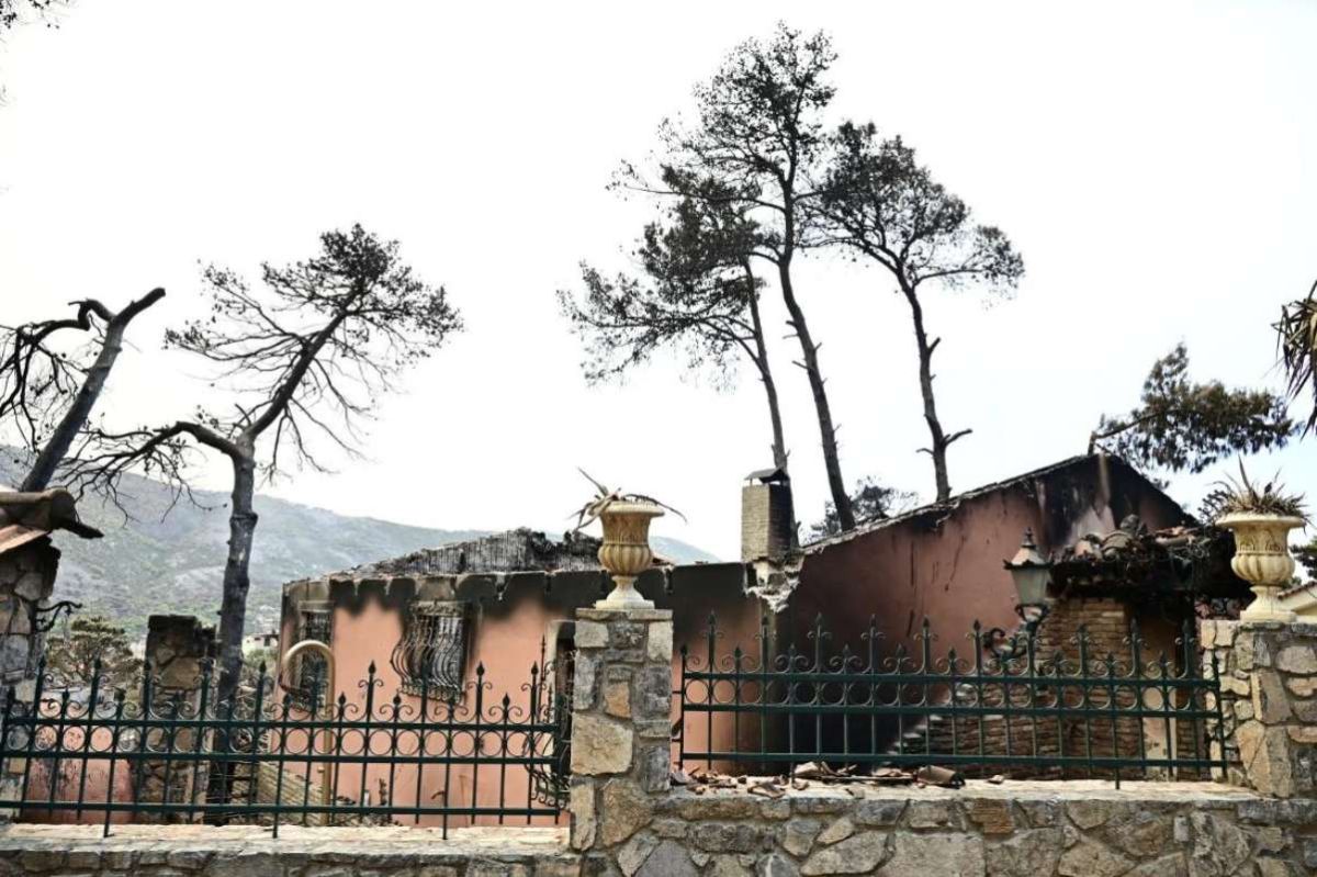Ομοβροντία της αντιπολίτευσης για τις πυρκαγιές: «Επικοινωνία πάνω στις στάχτες και αποζημιώσεις με κόφτες»