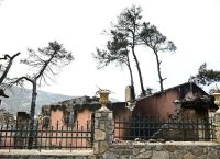 Ομοβροντία της αντιπολίτευσης για τις πυρκαγιές: «Επικοινωνία πάνω στις στάχτες και αποζημιώσεις με κόφτες»
