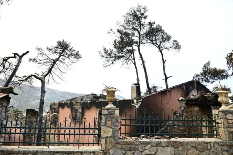 Ομοβροντία της αντιπολίτευσης για τις πυρκαγιές: «Επικοινωνία πάνω στις στάχτες και αποζημιώσεις με κόφτες»