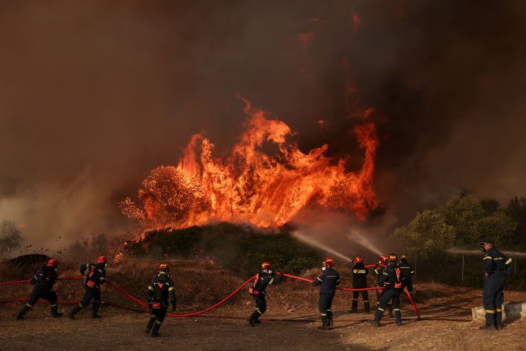 Ακραία καιρικά φαινόμενα πλήττουν Ευρώπη με πυρκαγιές και πλημμύρες