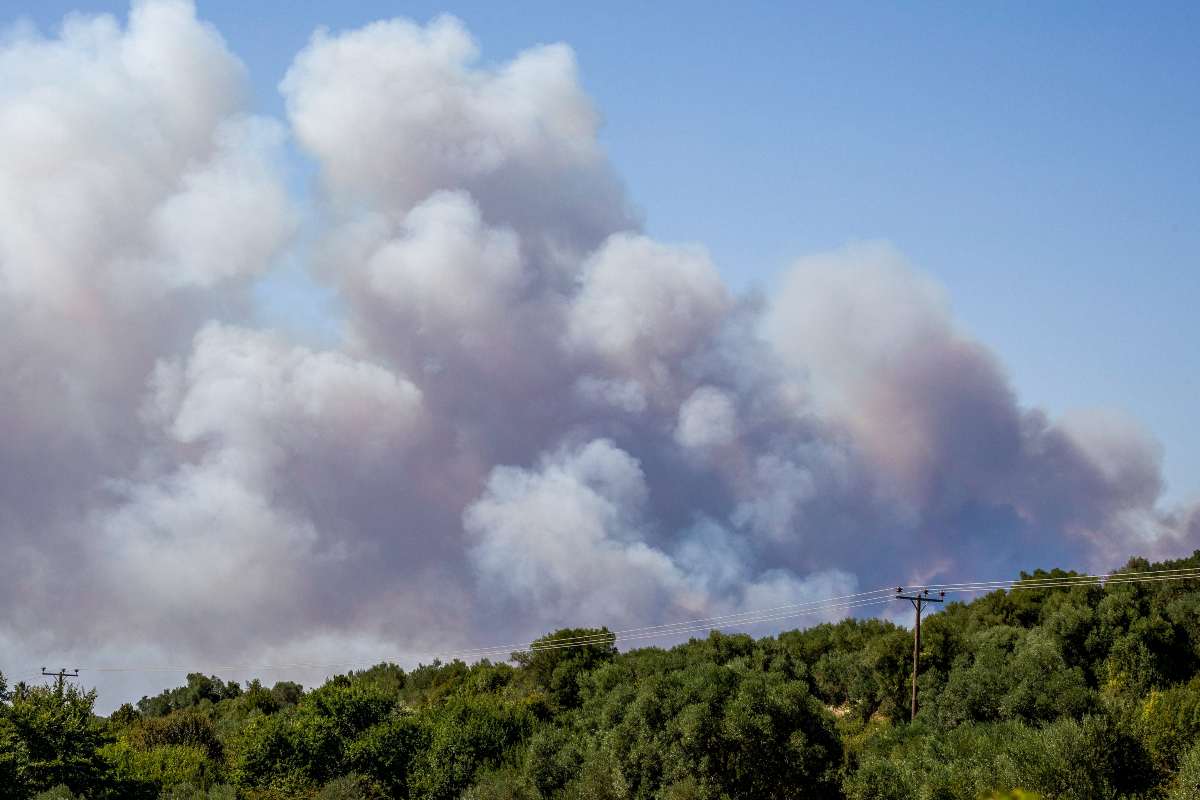 Μεγάλη φωτιά στη Σίβηρη Χαλκιδικής: Μηνύματα 112 για εκκενώσεις 2 περιοχών – 3 χιλιόμετρα το πύρινο μέτωπο