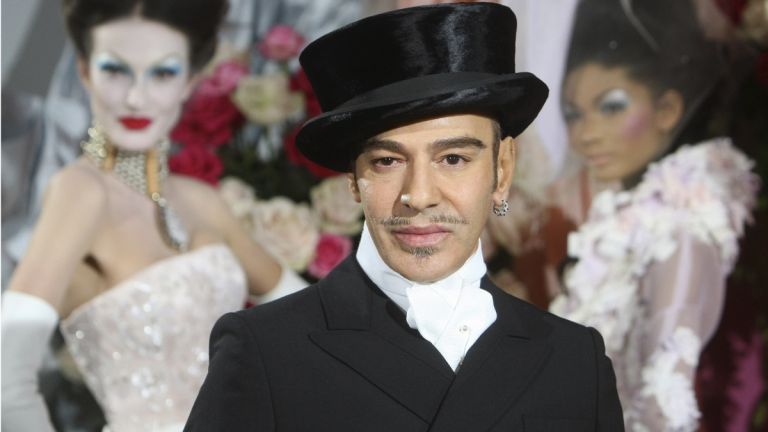 Met Gala 2027: Ο John Galliano στο επίκεντρο μιας ιστορικής και αμφιλεγόμενης έκθεσης