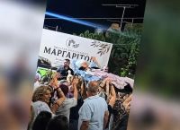 Κρήτη: Μετέφεραν σε ξαπλώστρα κατάκοιτη ηλικιωμένη για να μη χάσει το πανηγύρι και εκείνη καταχάρηκε [vid]