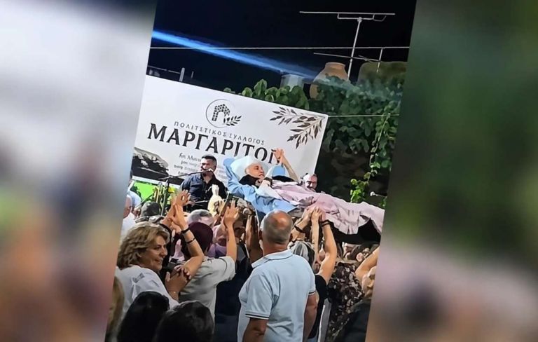 Κρήτη: Μετέφεραν σε ξαπλώστρα κατάκοιτη ηλικιωμένη για να μη χάσει το πανηγύρι και εκείνη καταχάρηκε [vid]