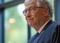 Μπιλ Γκέιτς: «Κρατήστε δουλειές μόνο για ανθρώπους» – Η AI απειλεί να σαρώσει την αγορά εργασίας