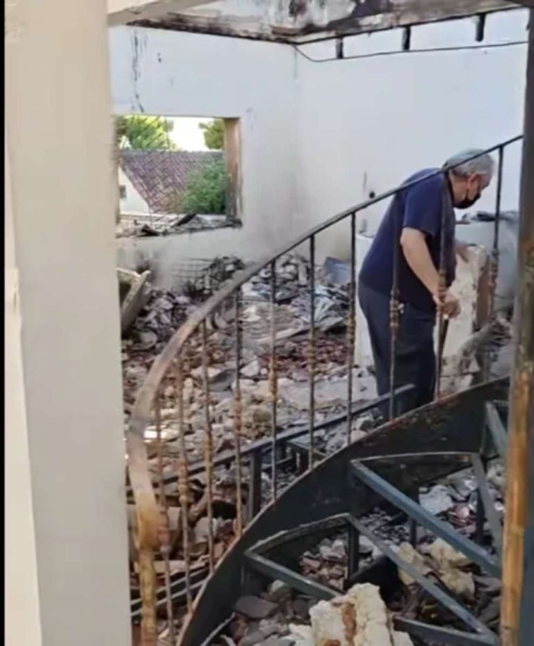 Συγκλονίζει το βίντεο από το καμένο σπίτι της οικογένειας Χαλκιά-Ο ηθοποιός περπατάει στα αποκαΐδια