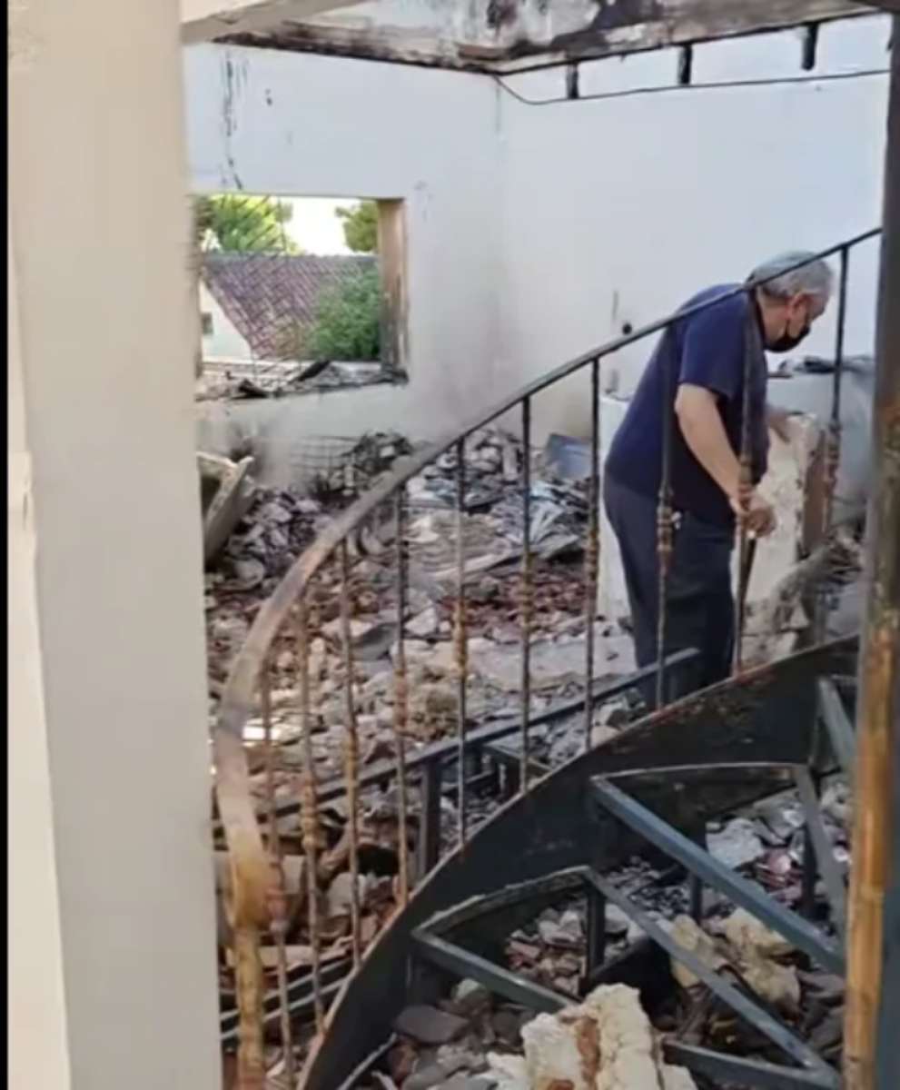Συγκλονίζει το βίντεο από το καμένο σπίτι της οικογένειας Χαλκιά-Ο ηθοποιός περπατάει στα αποκαΐδια