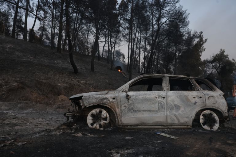 Χαλκιδική: Εφιαλτική νύχτα μετά τη μεγάλη φωτιά – 481 άνθρωποι απομακρύνθηκαν από τη θάλασσα