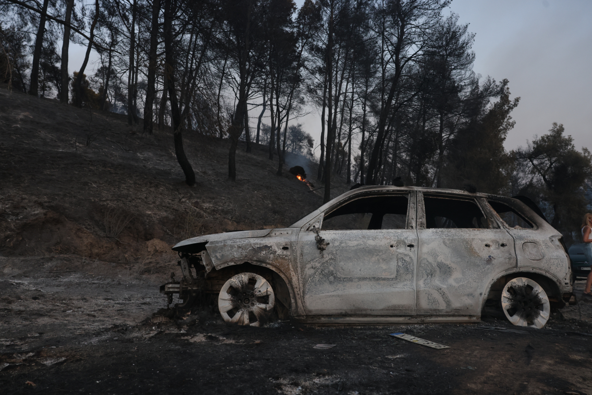 Χαλκιδική: Εφιαλτική νύχτα μετά τη μεγάλη φωτιά – 481 άνθρωποι απομακρύνθηκαν από τη θάλασσα