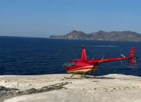 Μήλος: Εισαγγελική έρευνα για το ελικόπτερο που “πάρκαρε” στο Σαρακήνικο για να κάνουν μπάνιο επιβάτες του