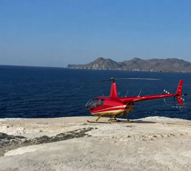 Μήλος: Εισαγγελική έρευνα για το ελικόπτερο που “πάρκαρε” στο Σαρακήνικο για να κάνουν μπάνιο επιβάτες του