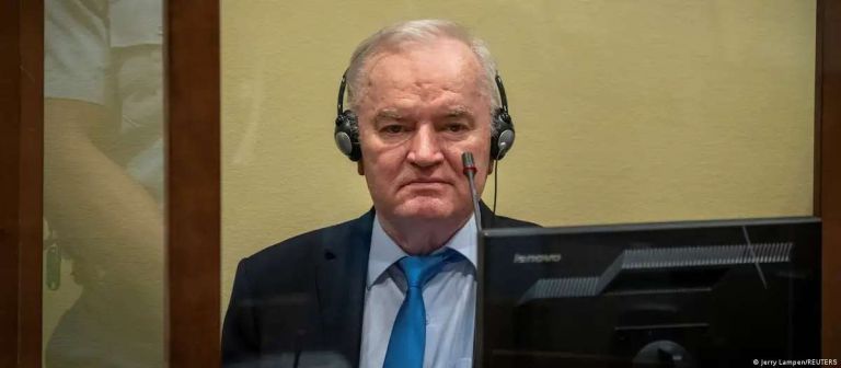 Ράτκο Μλάντιτς: Ο «σφαγέας της Σρεμπρένιτσα» πέθανε στη Χάγη