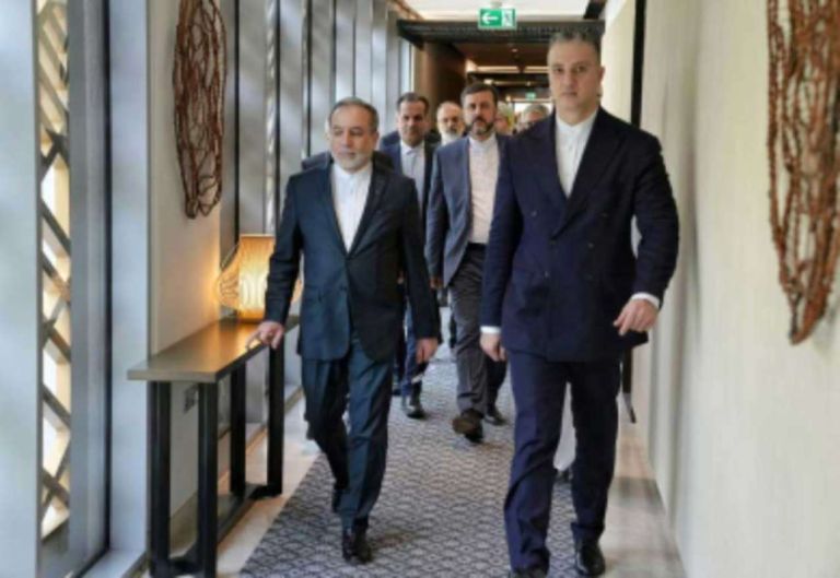 Ιράν–ΗΠΑ: Ποιος αποφασίζει τελικά; Το θολό κέντρο εξουσίας στην Τεχεράνη και η «διπλή γραμμή» Τραμπ