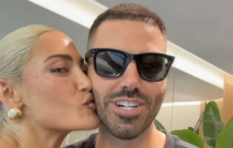 «Το φιλί που “πρόδωσε” τα πάντα! Η Ιωάννα Τούνη στο πλευρό του συντρόφου της στο νέο του ξεκίνημα» [vid]