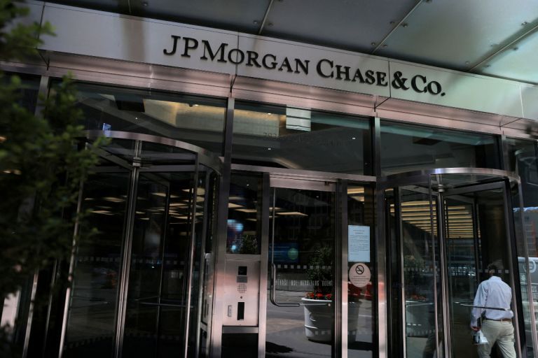 Η JP Morgan αντιδρά στην ιδέα νέου φόρου στις βρετανικές τράπεζες