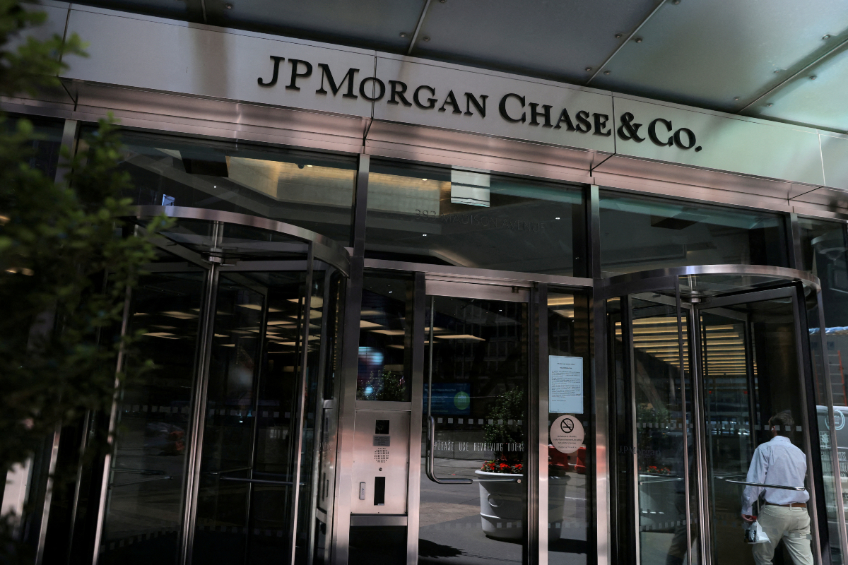 Η JP Morgan αντιδρά στην ιδέα νέου φόρου στις βρετανικές τράπεζες