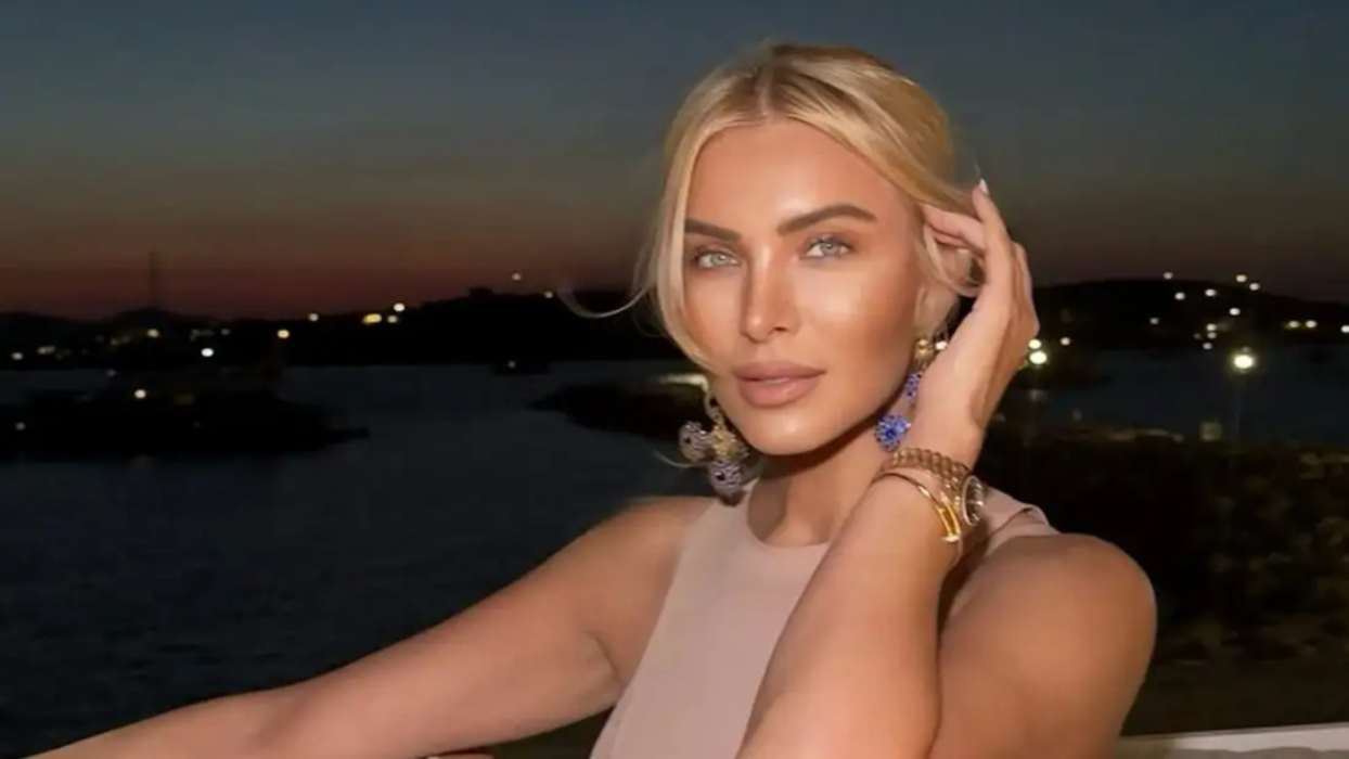 «Έριξε» το Instagram η Καινούργιου: «Η γυναίκα που κρατούσε κάποτε εμένα, κράτησε σήμερα τη δισέγγονή της»