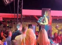 Η Καλλιμάνη θύμωσε με θεατή που της πέταξε λουλούδια: Του τα επέστρεψε στο κεφάλι [vid]